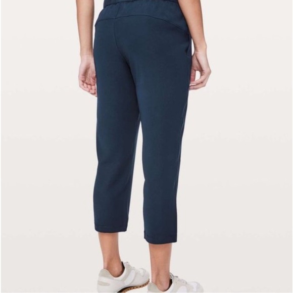Lululemon On The Fly Crop *Woven 23" True Navy  - size 4 - Picture 2 of 10